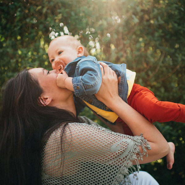 Maman et son bébé habillé par un ensemble t-shirt jaune et pantalon terracotta