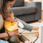 Maman et bébé qui porte le t-shirt évolutif jaune Pop'Kidz