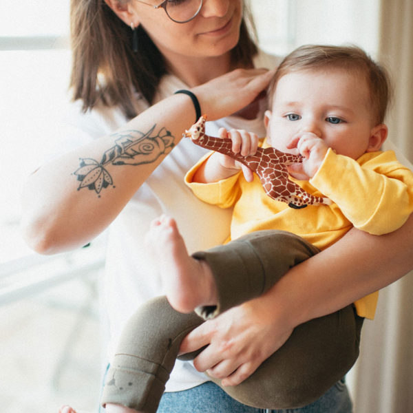 Maman et bébé qui porte le t-shirt évolutif jaune Pop'Kidz