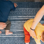 2 enfants avec des vêtements évolutifs, t-shirts et pantalons