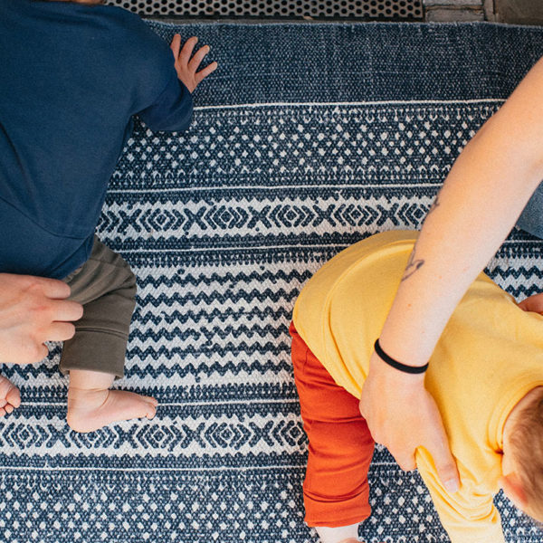 2 enfants avec des vêtements évolutifs, t-shirts et pantalons