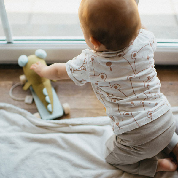 Enfant avec un pantalon beige évolutif Pop'Kidz