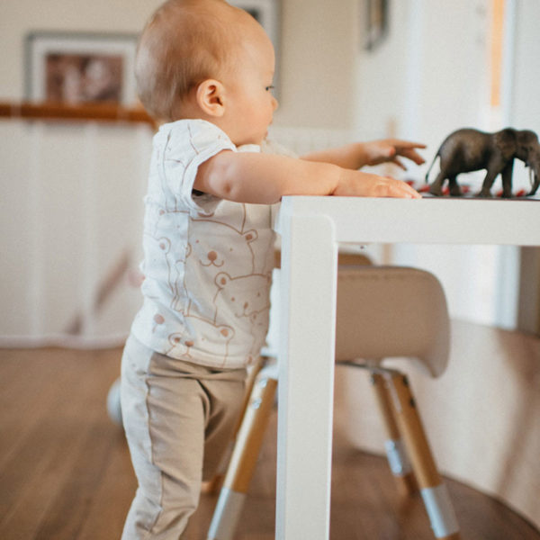 Petit enfant avec un pantalon évolutif beige Pop'Kidz