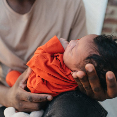 Bébé pantalon terracotta Pop'Kidz adapté à sa taille