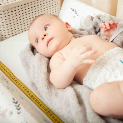 Mesure bébé couché sur matelas à langer